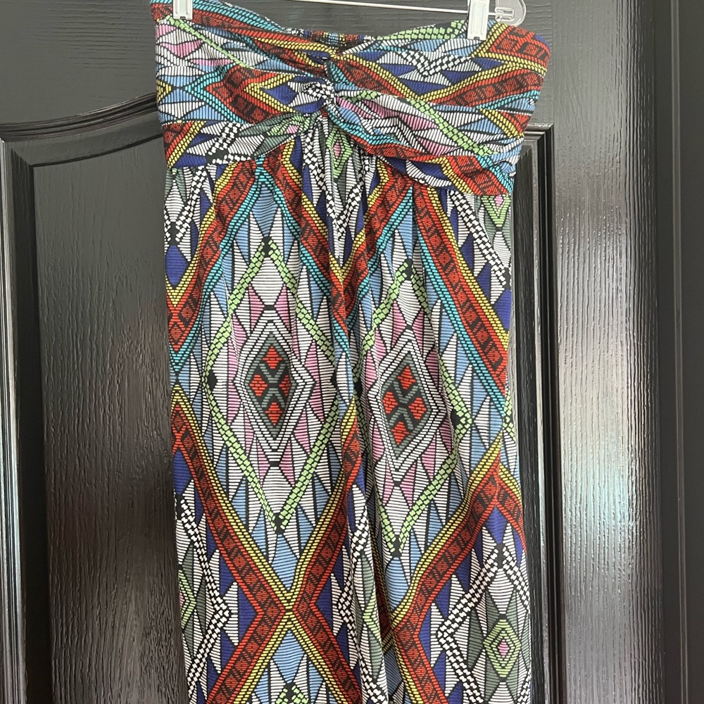 Cute strapless colorful dress.